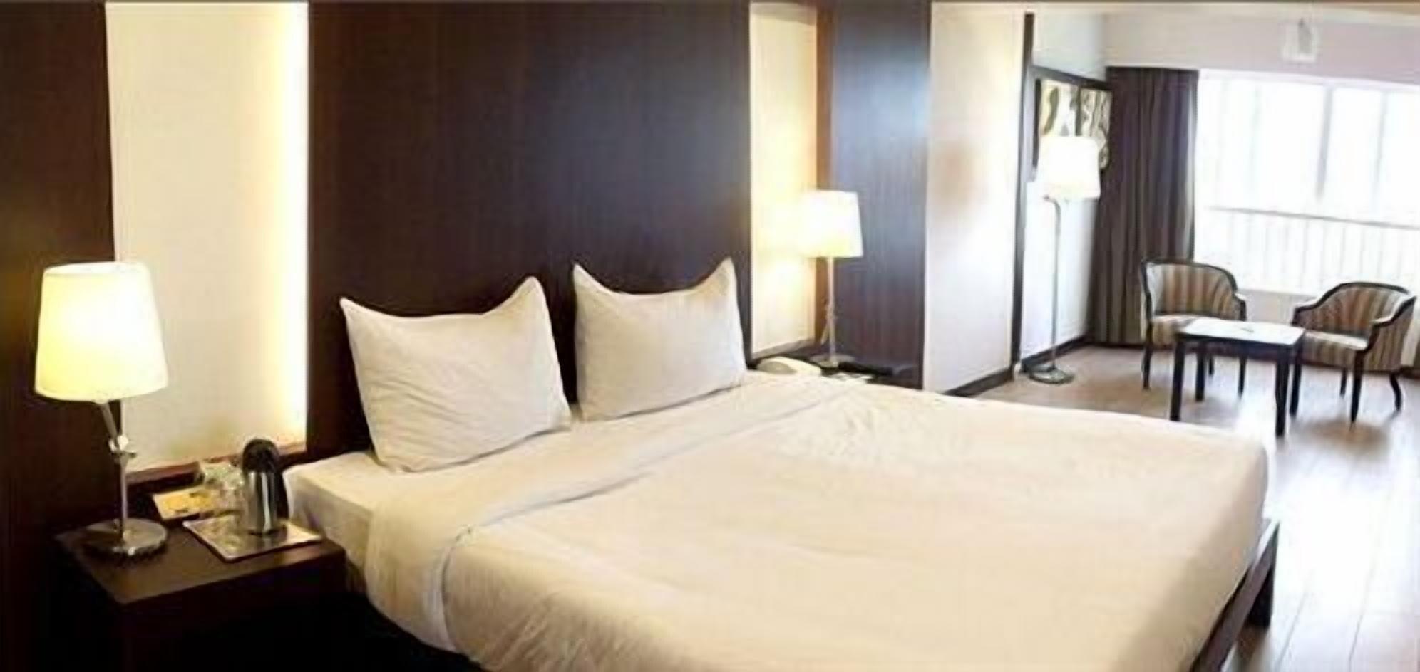 Hotel Aurora Towers Pune Exterior foto