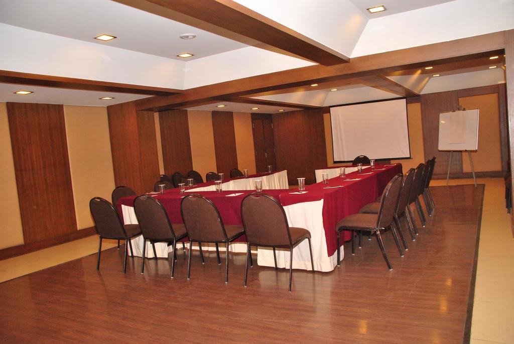 Hotel Aurora Towers Pune Exterior foto